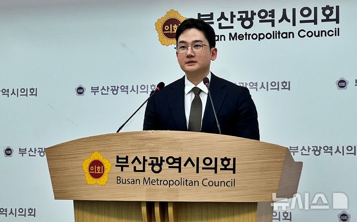 [부산=뉴시스] 원동화 기자 = 개혁신당 정이한 부산시장 예비후보는 20일 부산시의회 브리핑룸에서 더불어민주당 전재수(부산 북구갑) 국회의원의 통일교 금품 수수 의혹과 관련한 기자회견을 열었다. 2026.03.20. dhwon@newsis.com