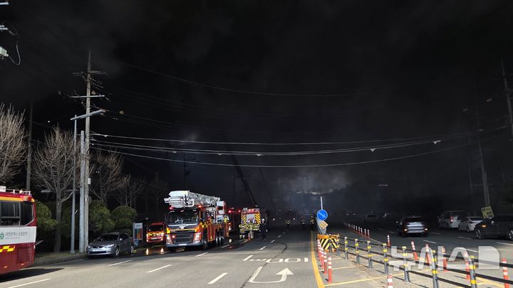 [대전=뉴시스] 송승화 기자 = 20일 오후 대전 대덕구 문평동 자동차 부품공장에서 발생한 화재 연기로 현장이 어두컴컴하다 . 2026.03.20. ssong1007@newsis.com