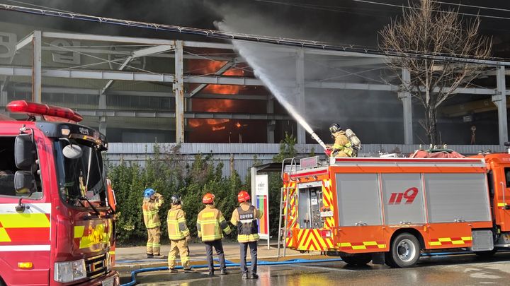 [대전=뉴시스] 송승화 기자 = 20일 대전 문평동 자동차 부품 화재 현장에서 진화에 나선 소방대원. 2026.03.20. ssong1007@newsis.com *재판매 및 DB 금지
