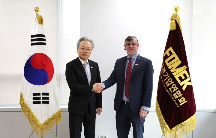 [서울=뉴시스] 최진식(왼쪽) 한국중견기업연합회 회장과 파울 페르난도 두클로스 파로디 주한페루대사. (사진=한국중견기업연합회 제공) 2026.03.20. photo@newsis.com *재판매 및 DB 금지