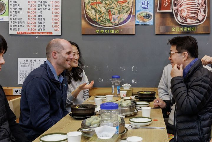 [서울=뉴시스] 새벽배송 체험 후 아침식사를 함께하는 로저스 쿠팡 대표와 염태영 더불어민주당 의원 (사진=쿠팡 제공) 2026.03.20. photo@newsis.com *재판매 및 DB 금지