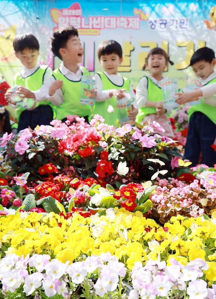 [함평=뉴시스] 전남 함평군이 제28회 함평나비대축제 개막을 1개월여 앞두고 20일 함평엑스포공원 수생식물관에서 나비 날리기 행사를 하고 있다. (사진=함평군 제공) photo@newsis.com *재판매 및 DB 금지