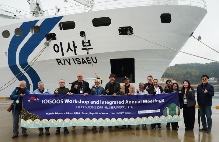 [부산=뉴시스] 7개 인도양 연구 국제기구 통합회의 참가자들이 KIOST의 해양조사선 '이사부호' 앞에서 단체사진을 찍고 있다. (사진=KIOST 제공) 2026.03.20. photo@newsis.com *재판매 및 DB 금지