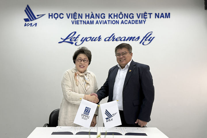[서울=뉴시스] 김종희(왼쪽) 상명대 총장과 우 쩐 화이 안 베트남항공대 총장이 19일 업무협약식에서 기념 촬영을 하고 있다. (사진=상명대 제공) 2026.03.20. photo@newsis.com *재판매 및 DB 금지