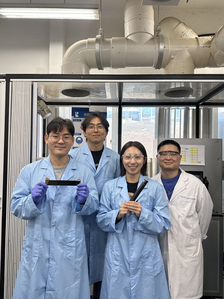 [대전=뉴시스] 열 자극만으로 스스로 형태를 바꾸고 다시 돌아오는 형상기억 기반 스마트 액추에이터를 개발한 KAIST 연구팀.(왼쪽부터)배상윤 박사과정, 김성수 교수, 강다정 박사과정, 김원빈 박사.(사진=KAIST 제공) *재판매 및 DB 금지