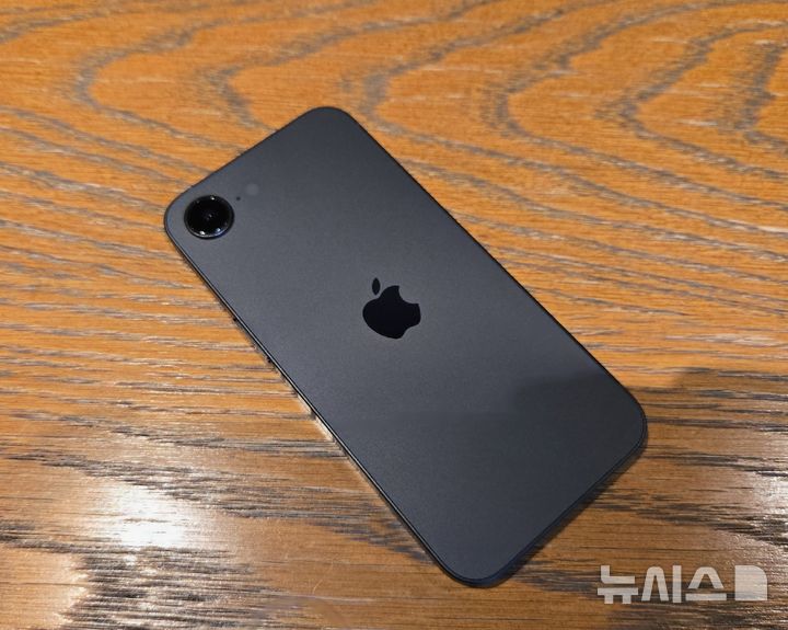 [서울=뉴시스]아이폰17e 블랙 색상 모델의 후면 모습. (사진=윤현성 기자)