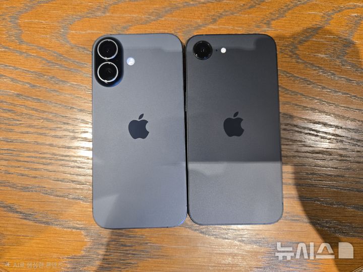 [서울=뉴시스]동일한 블랙 색상의 아이폰17 일반 모델(왼쪽)과 아이폰17e의 모습. (사진=윤현성 기자)