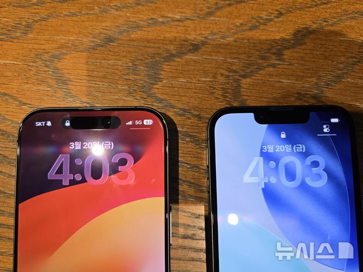 [서울=뉴시스]다이내믹 아일랜드가 탑재된 아이폰17 일반 모델(왼쪽)의 디스플레이와 노치 디자인이 적용된 아이폰17e의 모습. (사진=윤현성 기자)