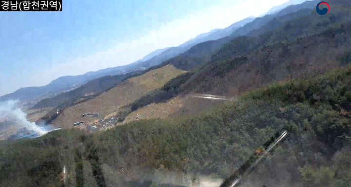 [창녕=뉴시스] 20일 오후 1시16분께 경남 창녕군 남지읍 성사리 야산에서 불이 났다. (사진=창녕군 제공) 2026.03.20. photo@newsis.com *재판매 및 DB 금지