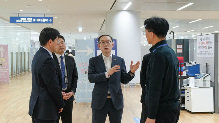[인천=뉴시스] 이명구 관세청장이 20일 대규모 공연을 앞두고 인천국제공항 여객터미널을 찾아 여행자휴대품 통관 현장을 점검하고 있다.(사진=관세청 제공) *재판매 및 DB 금지