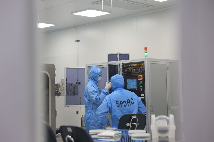 [용인=뉴시스]18일 명지대 용인캠퍼스 제3공학관 반도체에코팹에서 방진복을 입은 학생 2명이 실험을 진행하고 있다. (사진 = 명지대) 2026.03.20. photo@newsis.com *재판매 및 DB 금지