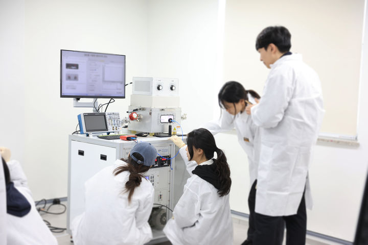 [용인=뉴시스]18일 명지대 용인캠퍼스 제3공학관 반도체공학부 RF플라즈마랩에서 학생들이 실습 수업을 하고 있다. (사진 = 명지대) 2026.03.20. photo@newsis.com *재판매 및 DB 금지