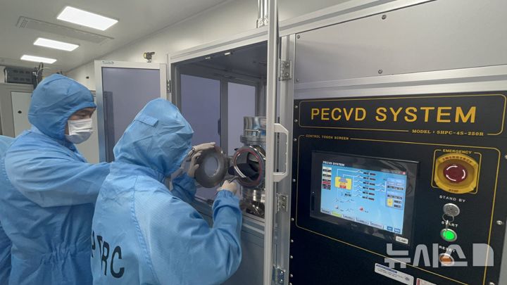 [용인=뉴시스]이현주 기자 = 18일 명지대 용인캠퍼스 제3공학관 반도체에코팹에서 방진복을 입은 학생 2명이 실험을 진행하고 있다. 2026.03.20. lovelypsyche@newsis.com