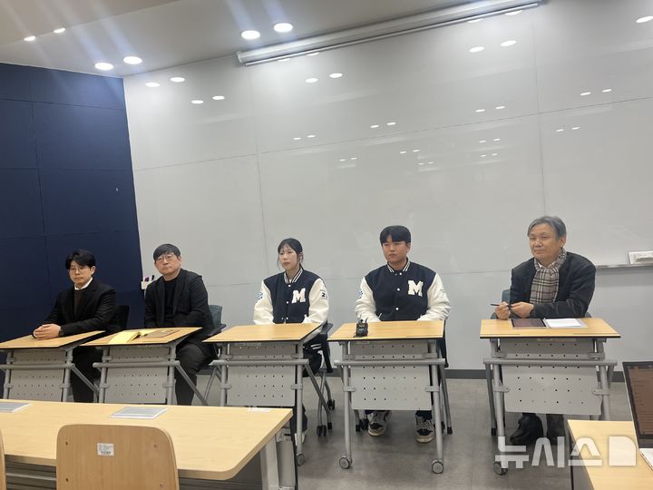 [용인=뉴시스]이현주 기자 = 명지대 반도체공학부 교수, 학생들이 18일 교육부 기자단과 질의응답을 갖고 있다. 왼쪽부터 김민우, 김유빈 교수, 4학년 김연수, 정재훈 학생, 윤주병 교수. 2026.03.20. lovelypsyche@newsis.com