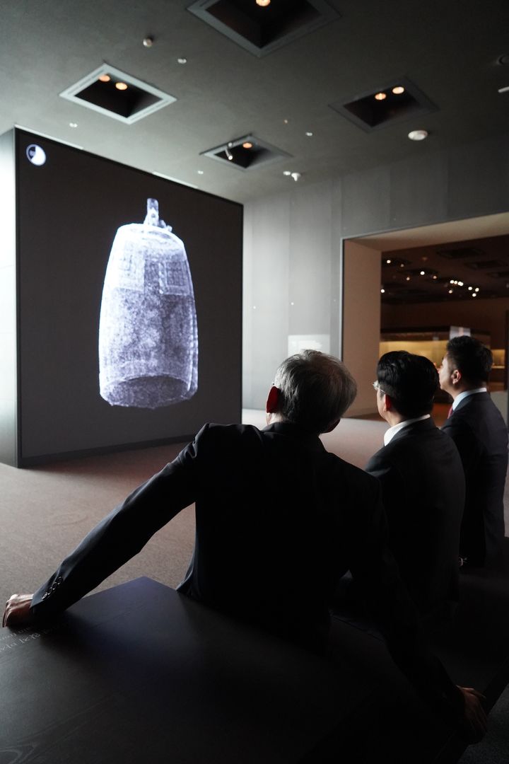 [서울=뉴시스] 유홍준 국립중앙박물관장(왼쪽)이 )방시혁 하이브 의장과 감각전시실을 관람하고 있다. (사진=국립중앙박물관 제공) 2026.03.20. photo@newsis.com *재판매 및 DB 금지