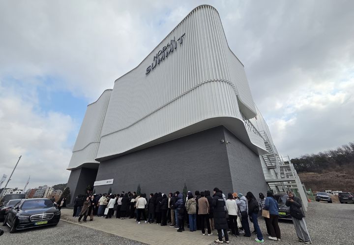 [서울=뉴시스] 임재민 인턴기자 = 지난 20일 오전 문을 연 경기도 시흥시 호반써밋 시흥거모 B1블록 견본주택 앞에 방문객이 줄을 서 있다. 2026.03.22. photo@newsis.com *재판매 및 DB 금지