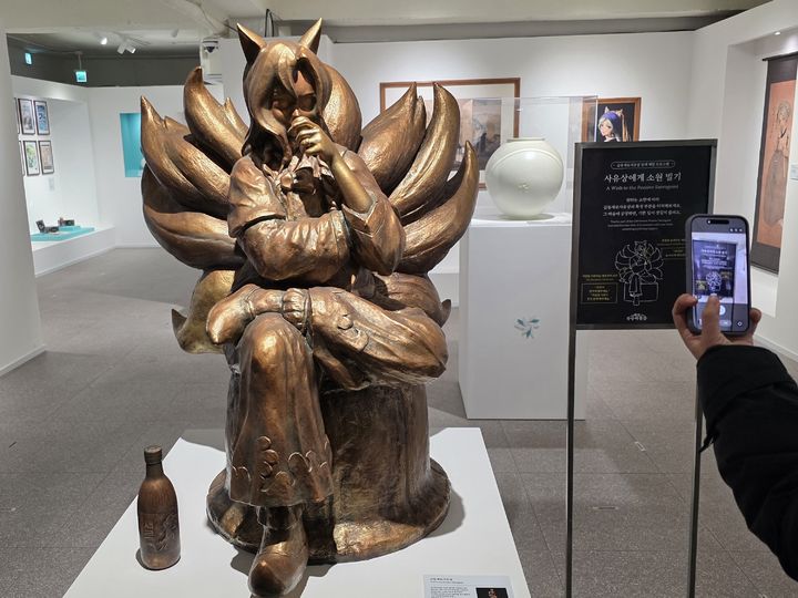 [서울=뉴시스] 이주혜 기자 = 20일 서울 성동구에서 열린 새로 소주 팝업스토어 '새로중앙박물관'의 전시실 모습. 2026. 03. 20. winjh@newsis.com *재판매 및 DB 금지