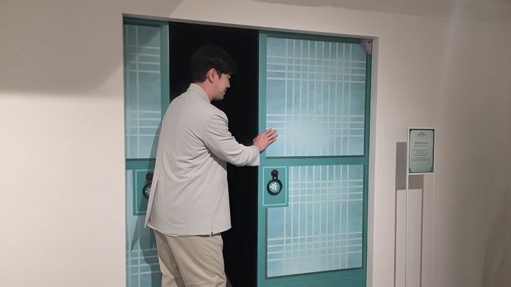 [서울=뉴시스] 이주혜 기자 = 20일 서울 성동구에서 열린 새로 소주 팝업스토어 '새로중앙박물관'의 방탈출 체험이 진행되는 공간으로 관계자가 들어가고 있다. 2026. 03. 20. winjh@newsis.com *재판매 및 DB 금지