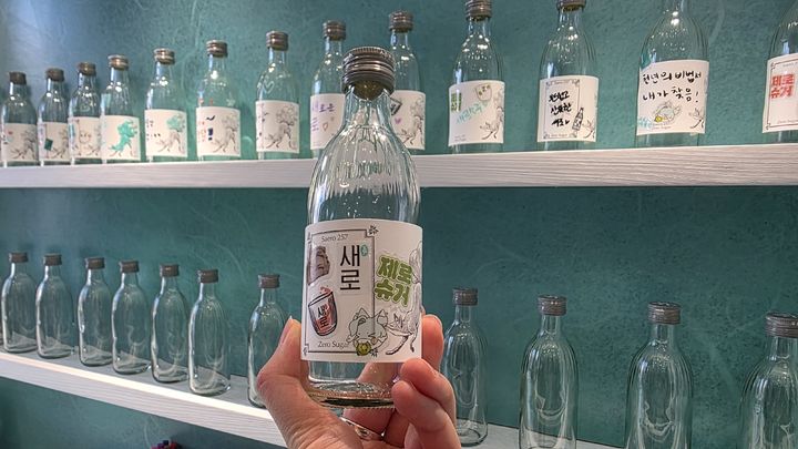 [서울=뉴시스] 이주혜 기자 = 20일 서울 성동구에서 열린 새로 소주 팝업스토어 '새로중앙박물관' 굿즈존의 새로 미니병 꾸미기 코너. 2026. 03. 20. winjh@newsis.com *재판매 및 DB 금지