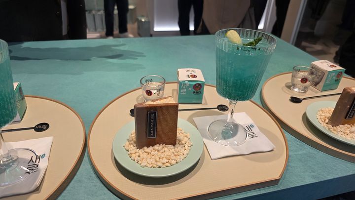 [서울=뉴시스] 이주혜 기자 = 서울 성동구 새로 소주 팝업스토어 '새로중앙박물관'에서 판매되는 새로 술상. 2026. 03. 20. winjh@newsis.com *재판매 및 DB 금지