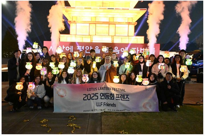 [서울=뉴시스] 2025년 광화문광장에서 '연등회 프렌즈'가 기념 촬영을 하고 있다. (사진=대한불교조계종 제공) 2026.03.20. photo@newsis.com *재판매 및 DB 금지
