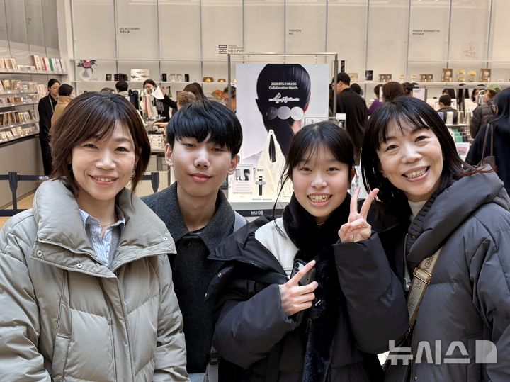 [서울=뉴시스] 한이재 기자 = 20일 이토 사오리(48)는 아들 이토 신(16)과 쌍둥이 언니 시호 마츠다(48), 조카 미오 마츠다(14)와 함께 국립중앙박물관 상품관을 찾았다. 그는 "방탄소년단 멤버 각자 개성이 뚜렷한데 다 합쳐지면 조화가 너무 좋아 2021년부터 아미였다"며 "뮷즈 협업 상품 중 원형지갑과 포스터를 구매하려고 한다"고 했다. 2026.03.20. nowone@newsis.com