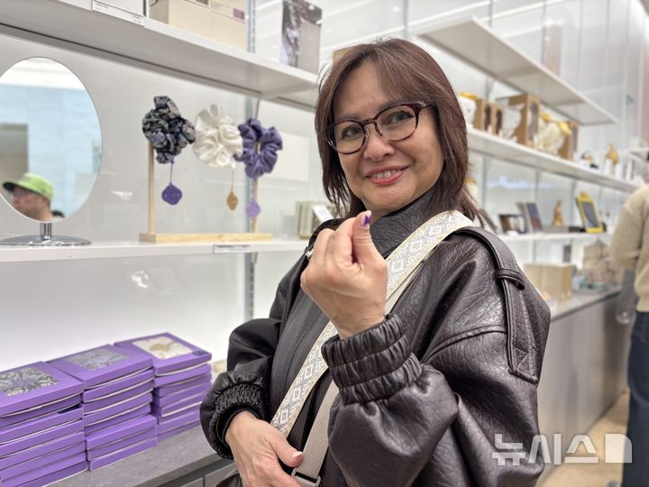 [서울=뉴시스] 한이재 기자 = 20일 국립중앙박물관에서 만난 필리핀 배우 조벨 살바도르(60)는 "방탄소년단이 많은 아미들을 박물관에 오게 했다"며 "드론쇼와 스탬프투어에도 갈 것"이라고 했다. 2026.03.20. nowone@newsis.com