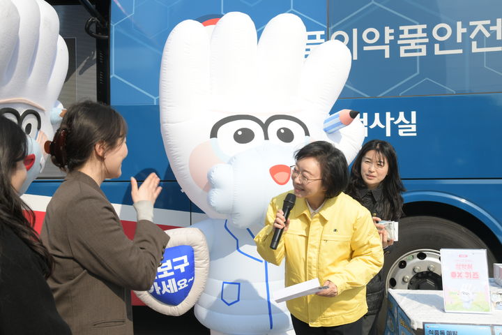 [서울=뉴시스] 오유경 식품의약품안전처 처장은 '방탄소년단(BTS) 컴백 행사'를 하루 앞둔 20일 광화문 일대 행사장 주변 음식점을 방문해 사전 위생관리 및 가격 표시 운영 실태 등을 점검했다. (사진=식약처 제공) 2026.03.20. photo@newsis.com *재판매 및 DB 금지