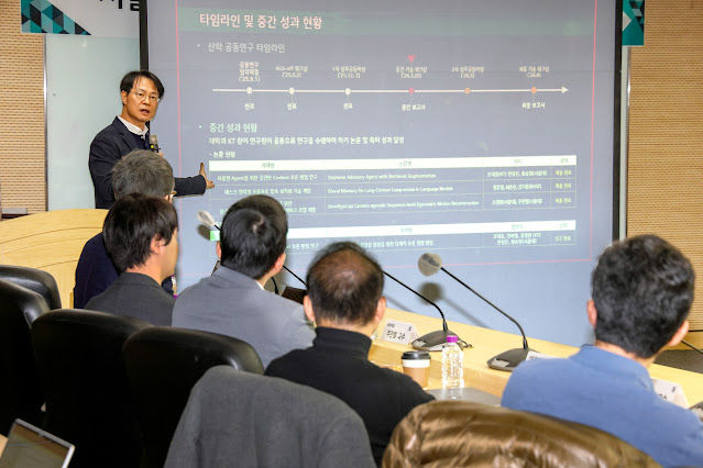 [사진=뉴시스] KT는 지난 20일 서울 서초구 KT 우면연구센터에서 서울대, 카이스트와 함께 기술 워크숍을 개최했다. 사진은 KT 연구원들이 산학 공동 연구 성과와 향후 계획을 발표하는 모습. (사진=KT 제공) 2026.03.20. photo@newsis.com *재판매 및 DB 금지