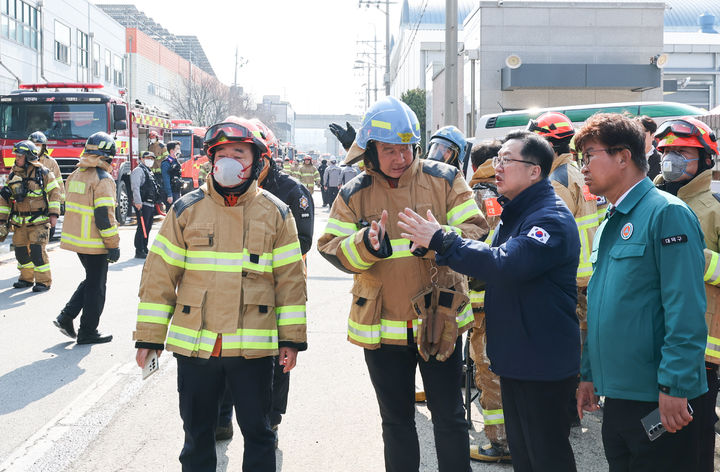 [대전=뉴시스]이장우 대전시장이 20일 대덕 산단 내 자동차 부품공장 화재와 관련해 남득우 대덕소방서장으로부터 상황을 보고 받고 있다. 2026. 03. 20 photo@newsis.com *재판매 및 DB 금지