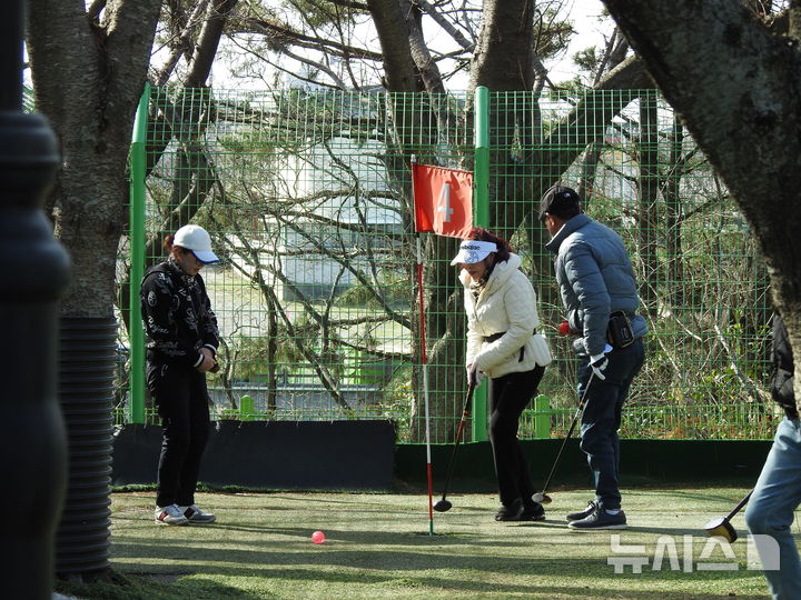 [제주=뉴시스] 김수환 기자 = 20일 오후 제주시 오라동 종합경기장 파크골프장에서 시민들이 파크골프를 즐기고 있다. 2026.03.20. notedsh@newsis.com