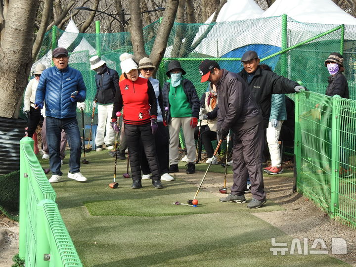 [제주=뉴시스] 김수환 기자 = 20일 오후 제주시 오라동 종합경기장 파크골프장에서 시민들이 파크골프를 즐기고 있다. 2026.03.20. notedsh@newsis.com