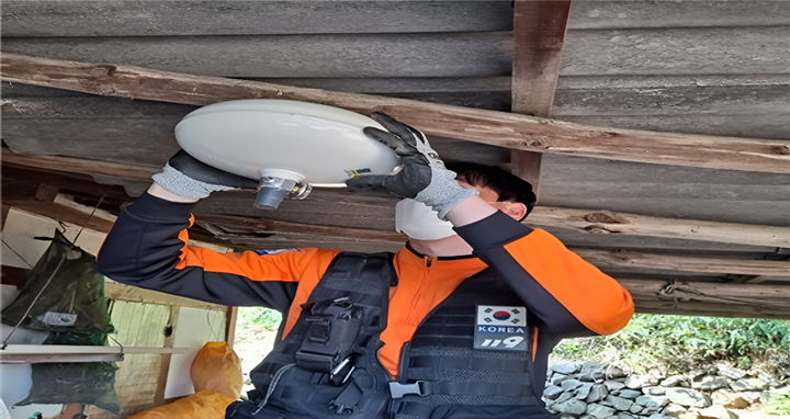 [장흥=뉴시스] 산림 인접 지역 마을에 자동확산소화기 설치하는 전남소방 현장대원. (사진=전남소방본부 제공) 2026.03.20. photo@newsis.com *재판매 및 DB 금지