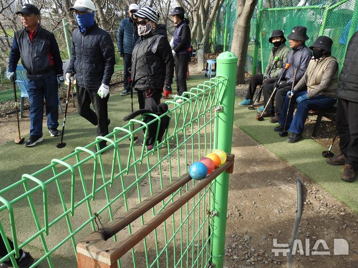 [제주=뉴시스] 김수환 기자 = 20일 오후 제주시 오라동 종합경기장 파크골프장에서 이용자들이 '대기 공'을 걸어 놓고 순서를 기다리고 있다. 2026.03.20. notedsh@newsis.com
