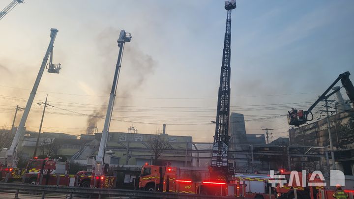 [대전=뉴시스] 최영민 기자=20일 대전시 대덕구 문평동의 자동차부품 공장에서 화재가 발생한 가운데 오후 6시 10분 현재 막바지 진화작업이 진행 중이다. 2026.03.20 ymchoi@newsis.com