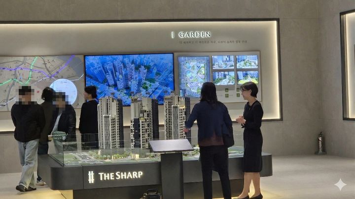 [서울=뉴시스] 이종성 기자 = 20일 오전 서울 강남구 더샵갤러리에 마련된 더샵프리엘라 견본주택을 방문객들이 구경하고 있다. 2026.03.20. bsg05107@newsis.com *재판매 및 DB 금지