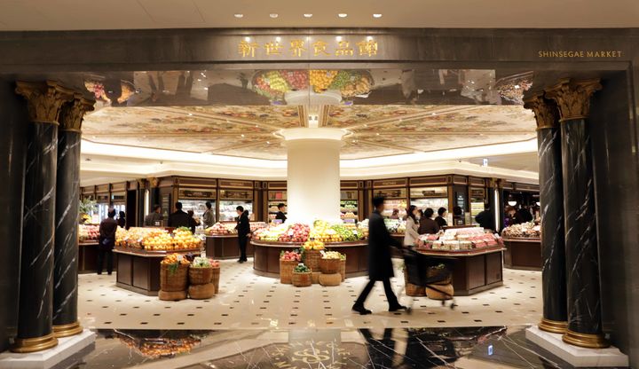 [서울=뉴시스] 신세계백화점 강남점 '신세계마켓'이 오픈 1주년을 맞이해 오는 26일까지 고객 감사 행사를 개최한다고 22일 밝혔다. 사진은 신세계마켓 전경(사진=신세계백화점 제공) *재판매 및 DB 금지 *재판매 및 DB 금지