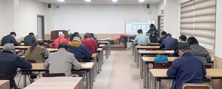 [태안-뉴시스] 태안해양경찰서가 지난해 충북(충주)조종면허시험장에서 실시한 조종면허 특별시험에 참석한 응시생들이 시험을 보고 있다. (사진=태안해양경찰서 제공) 2026.03.20. photo@newsis.com *재판매 및 DB 금지