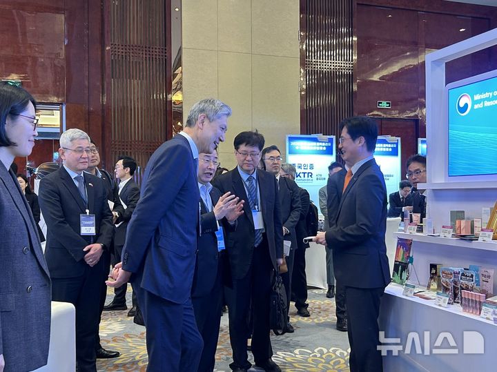 [베이징=뉴시스] 노재헌 주(駐)중국대사가 중국 서부 쓰촨성 청두에서 열린 '2026 한·중 소비재 협력 플라자' 행사장을 둘러보고 있다.(사진=주중국대사관 제공) 2026.03.20 photo@newsis.com