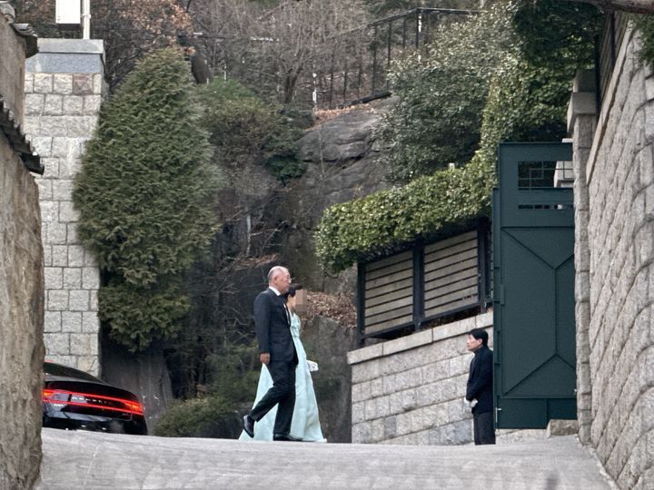 [서울=뉴시스] 김민성 기자 = 정의선 현대자동차그룹 회장이 20일 오후 서울 종로구 청운동 자택으로 들어가는 모습. 2026.03.20. kms@newsis.com. *재판매 및 DB 금지