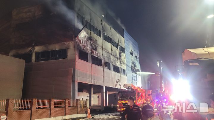 [대전=뉴시스] 최영민 기자=20일 발생한 대전 대덕구 문평동 자동차부품공장 화재현장에서 고가 사다리차를 이용한 진화작업이 한창이다. 2026.03.20 ymchoi@newsis.com