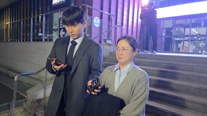 [서울=뉴시스] 이지영 기자= 20일 오후 1시께부터 서울 강남경찰서에서 특수상해 등 혐의로 피의자 조사를 받은 박나래(41)씨가 오후 7시54분 조사실에서 나오고 있다. 2026.03.20. jee0@newsis.com *재판매 및 DB 금지