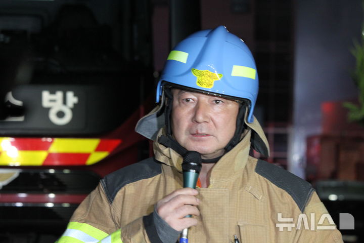 [대전=뉴시스] 최영민 기자=남득우 대전 대덕소방서장이 20일 대전 대덕구 문평동 자동차부품공장 화재현장에서 언론을 대상으로 한 브리핑을 하고 있다. 2026.03.20 ymchoi@newsis.com
