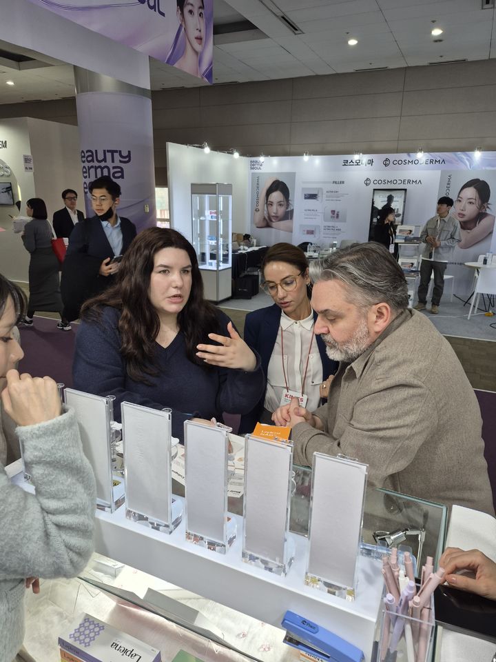 [서울=뉴시스] 송종호 기자=지난 20일 국제의료기기·병원설비전시회(KIMES 2026)가 열린 코엑스에서 튀르키예 성형외과 전문의 오누루 추쿠를루오룰루 박사가 한국 업체 관계자의 설명을 듣고 있다. 2026.03.20. song@newsis.com *재판매 및 DB 금지