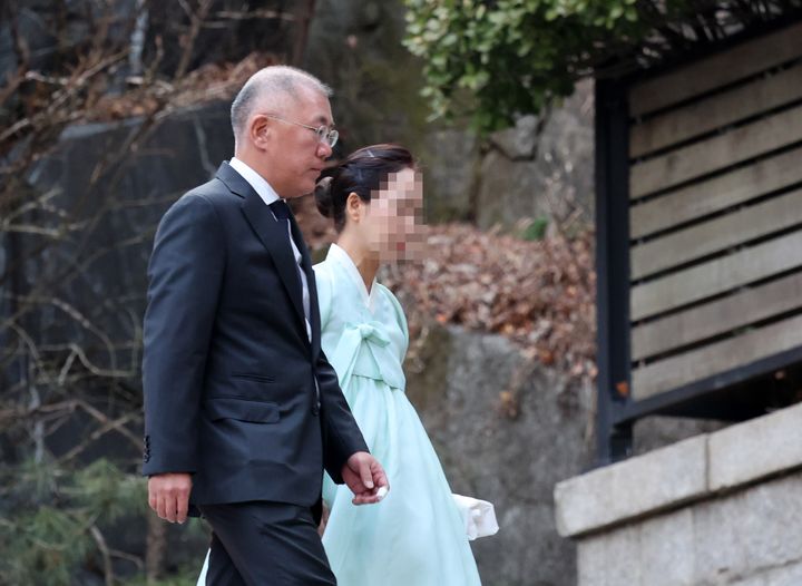 [서울=뉴시스] 배훈식 기자 = 故 정주영 현대그룹 명예회장의 25주기 추모제사가 열린 20일 오후 서울 종로구 청운동 정 명예회장 옛 자택에 정의선 현대자동차그룹 회장 내외가 들어가고 있다. 2026.03.20. dahora83@newsis.com *재판매 및 DB 금지