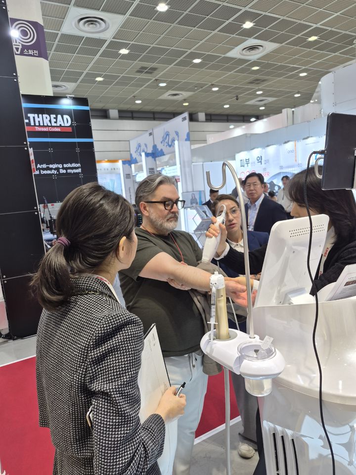 [서울=뉴시스] 송종호 기자= 지난 20일 국제의료기기·병원설비전시회(KIMES 2026)가 열린 코엑스에서 튀르키예 성형외과 전문의 오누루 추쿠를루오울루 박사가 한국 미용의료기기업체 관계자의 설명을 듣고 있다. 2026.03.20. song@newsis.com *재판매 및 DB 금지