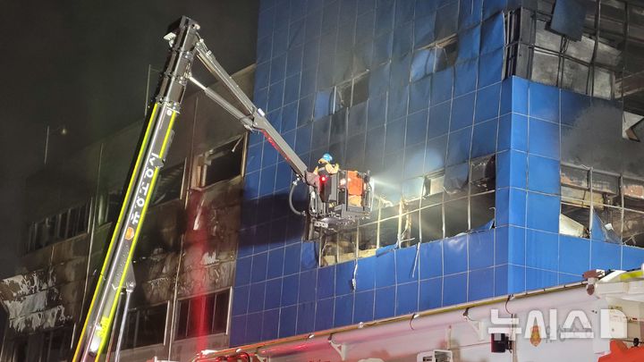 [대전=뉴시스] 최영민 기자=20일 대전 대덕구 문평동 자동차부품공장에서 발생한 화재 현장에서 고가 사다리차를 이용한 진화작업이 한창이다. 2026.03.20 ymchoi@newsis.com