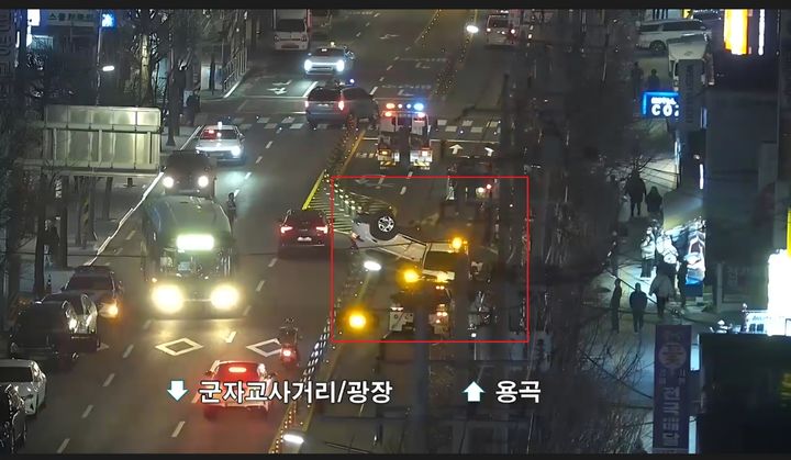 [서울=뉴시스] 20일 오후 7시44분께 서울 광진구 중국동 군자교 사거리 방면에서 차량 한 대가 전복되는 사고가 발생했다. (사진= 경찰청 제공 CCTV 캡처) 2026.03.20 photo@newsis.com *재판매 및 DB 금지