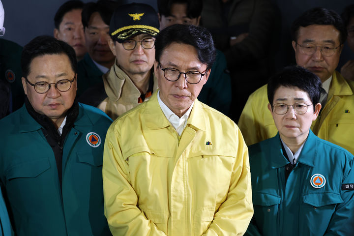 [대전=뉴시스] 감민석 국무총리가 20일 밤 대전 대덕구 문평동 자동차부품공장 화재 현장을 찾아 소방 관계자들에게 현장 상황을 청취하고 있다. (사진=대전 문평동 화재 공동취재단 제공) 2026.03.20 photo@newsis.com *재판매 및 DB 금지