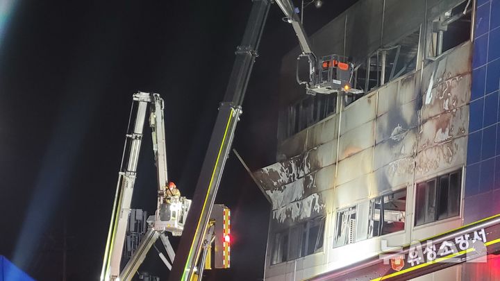 [대전=뉴시스] 최영민 기자=20일 대전 대덕구 문평동 자동차부품공장 화재 현장에 구조대원들이 실종자 수색을 위해 고가사다리차를 이용, 건물 내부로 진입하고 있다. 2026.03.20 ymchoi@newsis.com